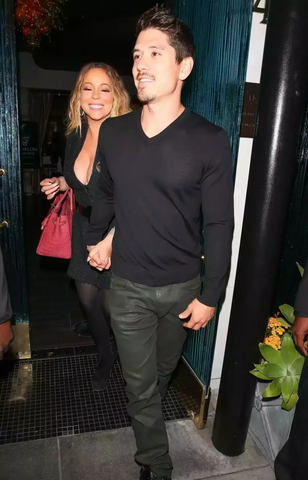 被小14岁男友逼婚生娃？50+天后怒斩7年情，专心搞事业太霸气了！