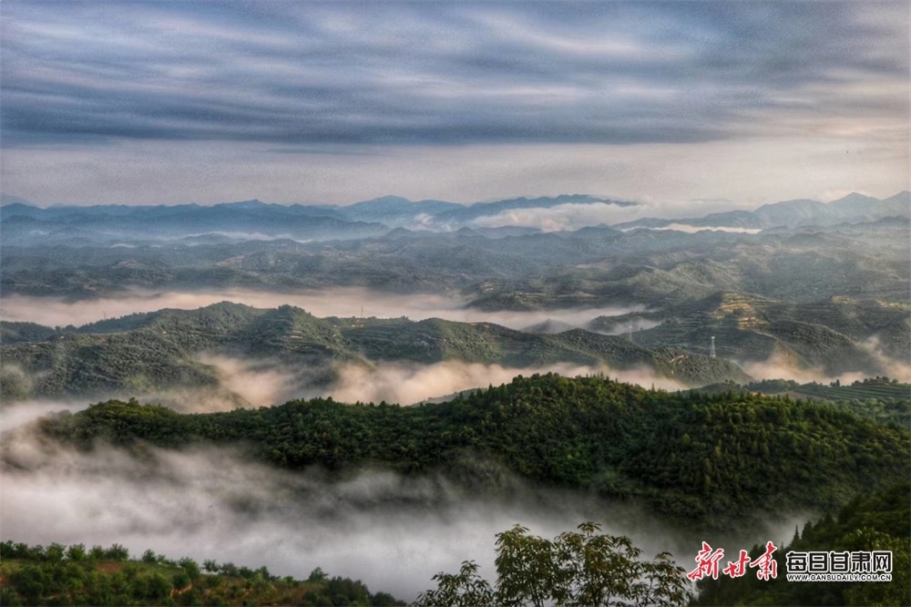 清晨，雨后初霁的陇南市两当县上空云雾缭绕、烟波浩渺。新甘肃·每日甘肃网通讯员　杨晓