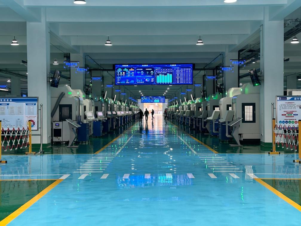 博鼎集团力创产业园内的五轴加工集群正在加紧生产。新华社记者王志 摄