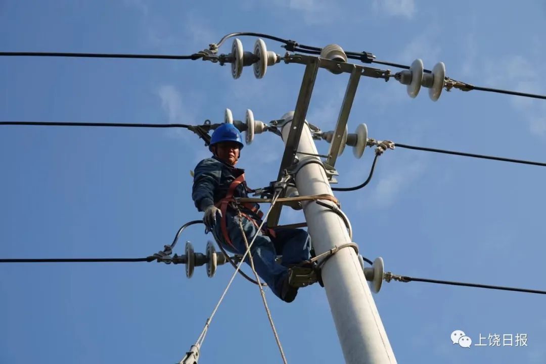 国网余干县供电公司的工作人员在巡检输电线路，确保冬季保供期间安全运行。韩海建 摄
