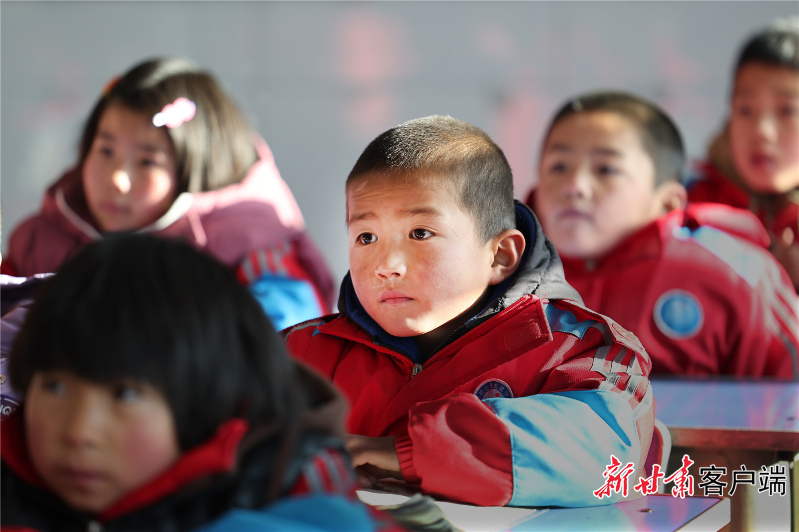 12月25日，孩子们在教室内聚精会神上课。新甘肃·甘肃日报记者　田蹊　摄