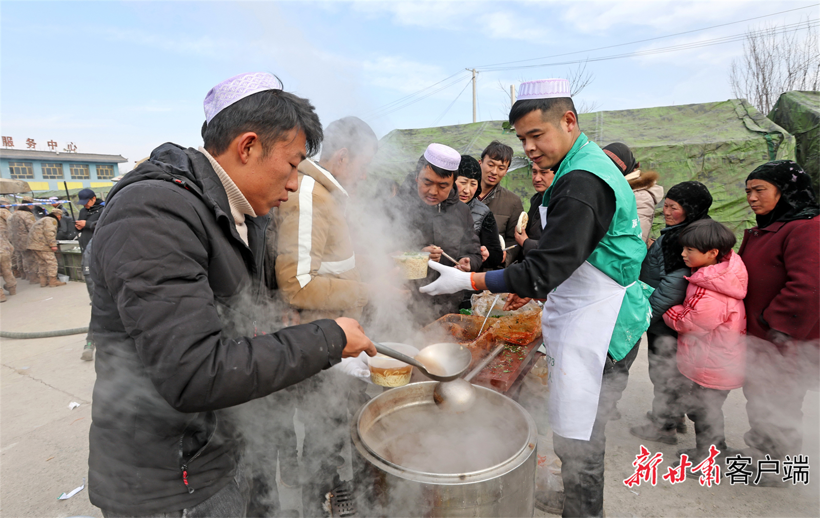 12月20日，大河家镇陈家村安置点群众吃上爱心牛肉面。新甘肃·甘肃日报记者 郁婕　田蹊　丁凯