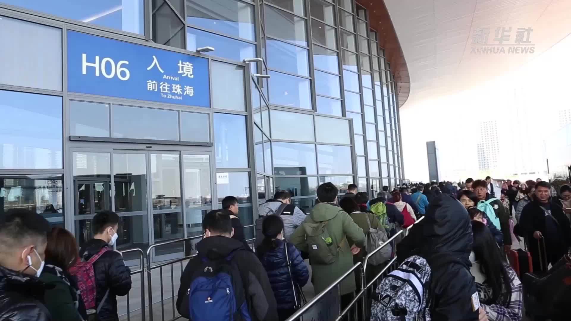 港澳公众假期 港珠澳大桥出入境旅客超42万人次