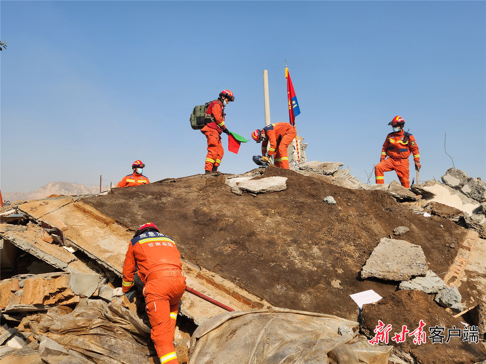 12月19日，甘肃消防救援队伍在积石山县大河家镇现场救援。甘肃省消防救援总队供图