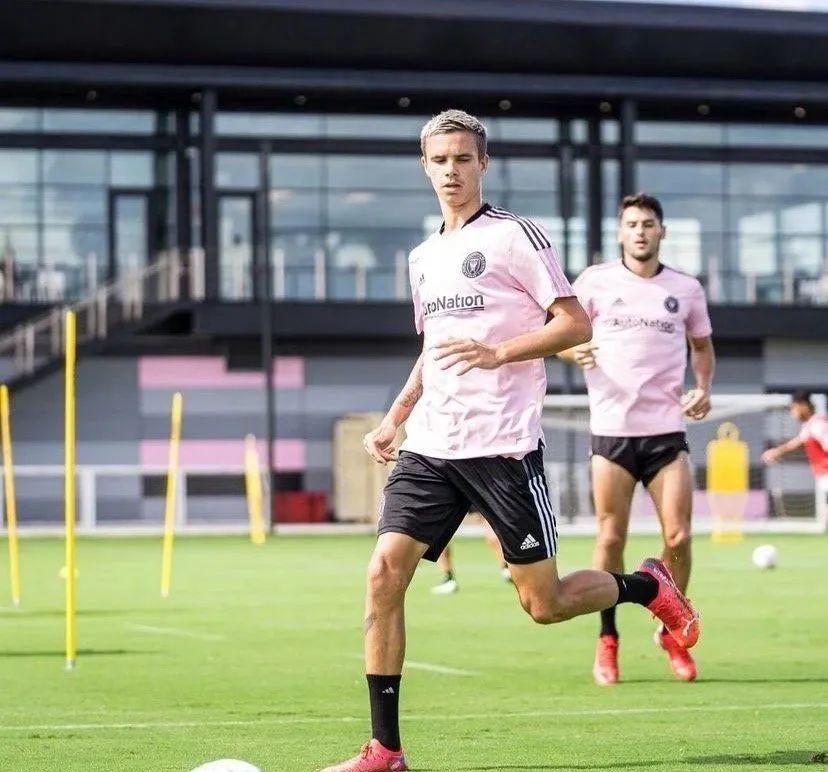 贝嫂把小贝的翘臀照po网上，全网围观：圣诞福利吗这是？！