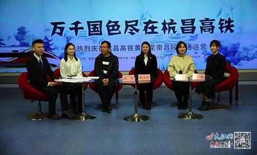 大江网邀请嘉宾访谈直播。信息日报全媒体记者谢梦丽摄