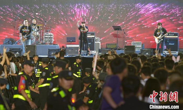 2023年9月2日，石家庄“Rock Home Town”原创音乐节演出在该市火炬广场举行。　董永博 摄