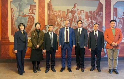 双方合影(国际交流与教育学院供图)