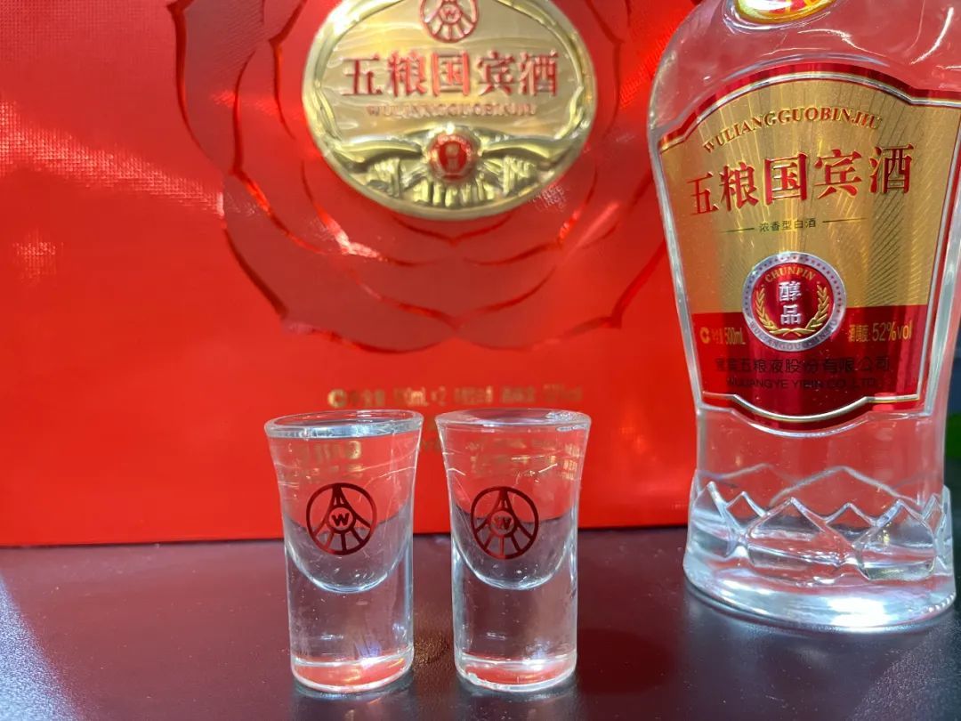 五粮液总厂出品！五粮国宾酒，52°经典浓香，还赠酒具_凤凰网