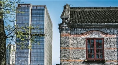和丰的小洋楼与后方的高楼大厦交相辉映。.jpg