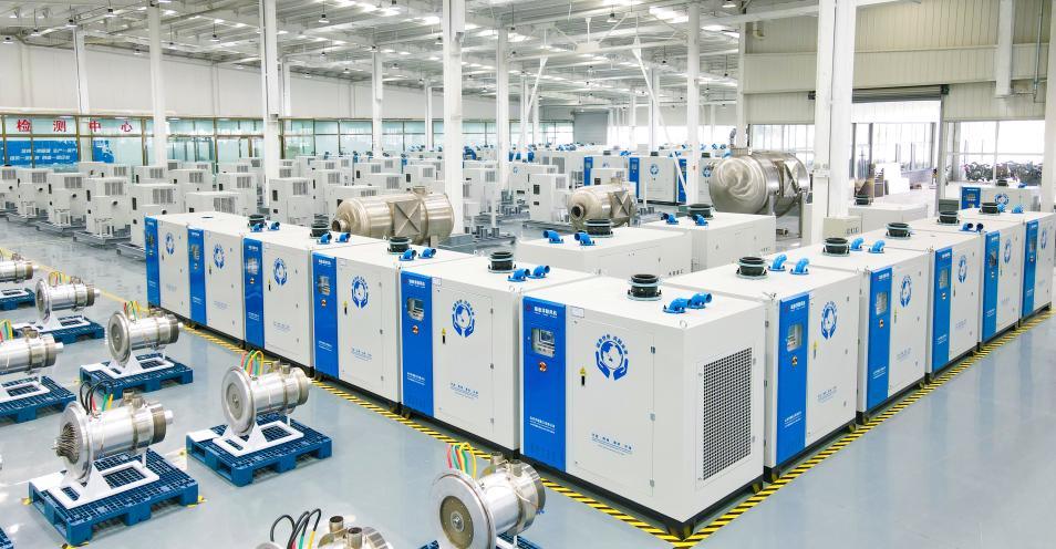 在山东天瑞重工有限公司生产车间,一台台磁悬浮动力节能装备整装待发。(受访者供图)
