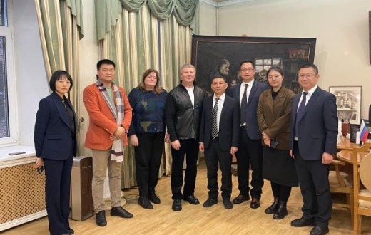 双方合影(国际交流与教育学院供图)