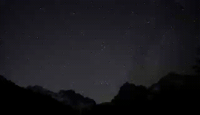 12月15日,星空摄影师戴建峰在云南丽江捕捉双子座流星雨划过夜空的一幕(图源:Jeff的星空之旅)