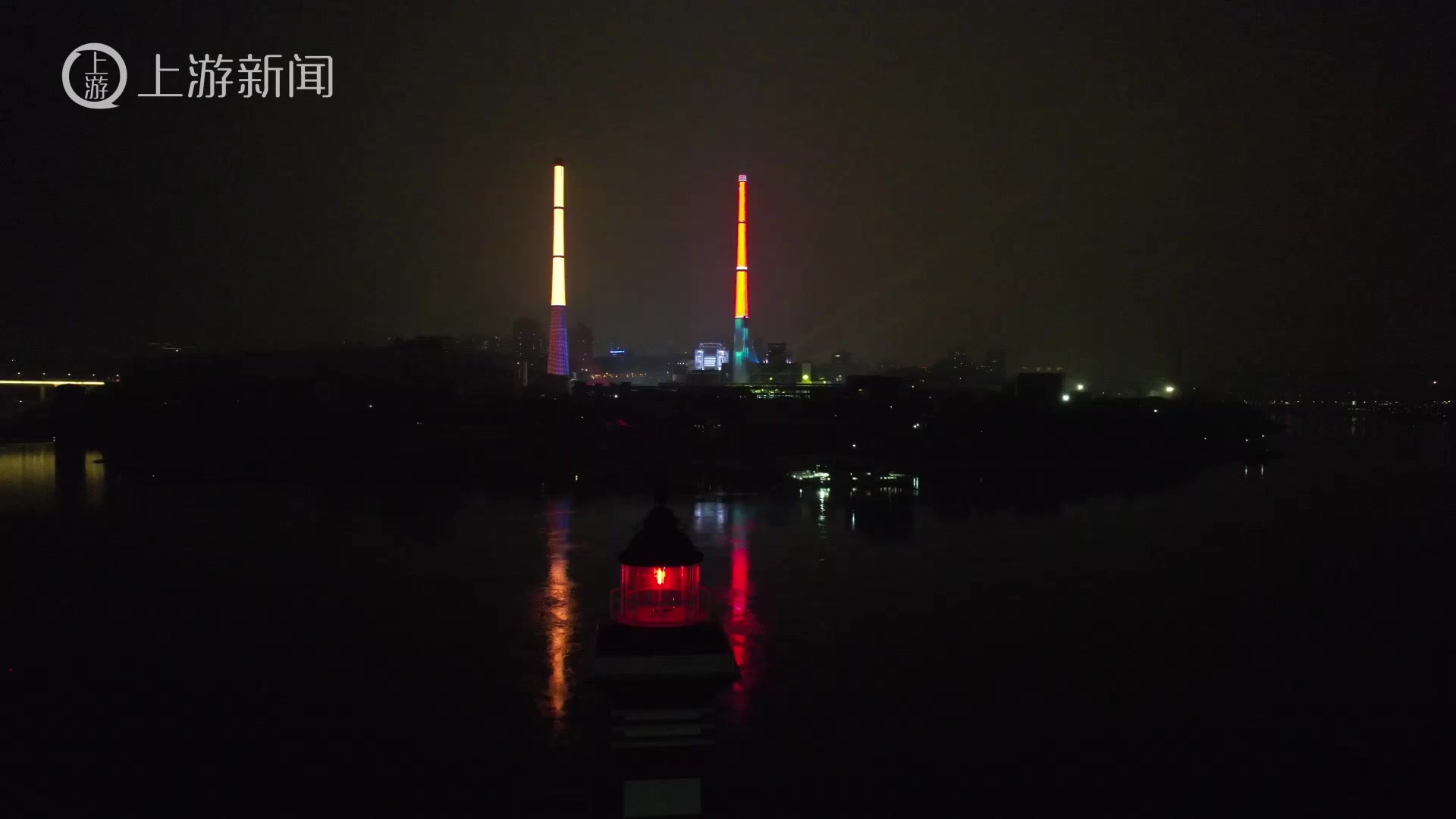 美！重庆美术公园双子烟囱上演光影艺术