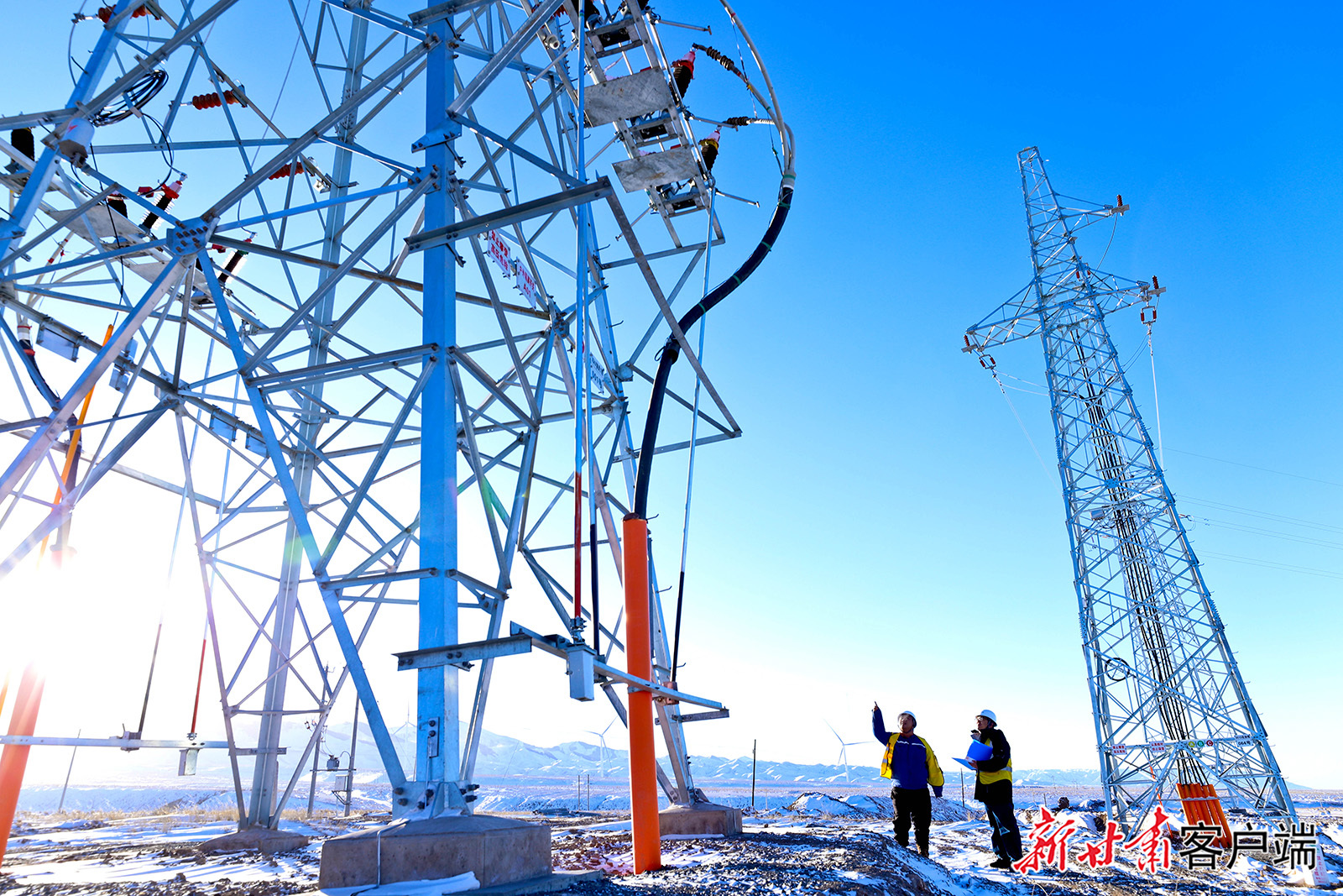 12月15日，山丹县绣花庙49.5兆瓦风电场、东乐北滩光伏产业园工作人员不畏严寒，坚守维护和抢修前沿，确保风电机组和光伏发电阵列安全运行。新甘肃·甘肃日报通讯员　王将　王国静