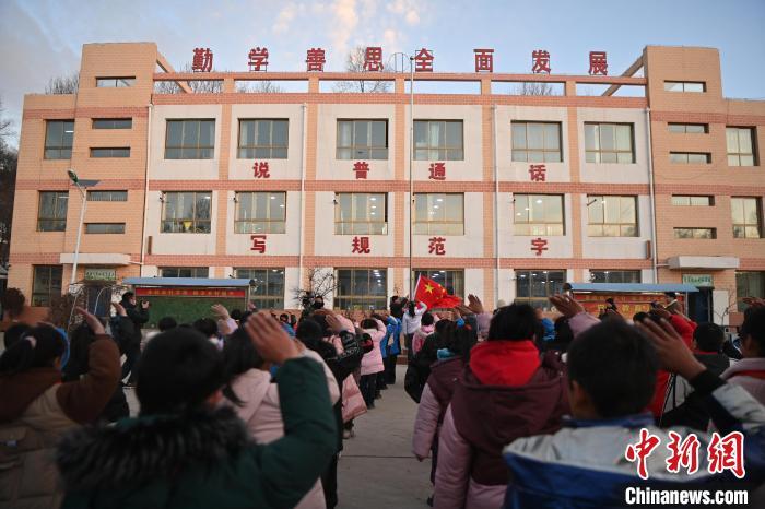 12月25日，甘肃临夏州积石山县阳山希望小学复课。中新社记者　九美旦增　摄