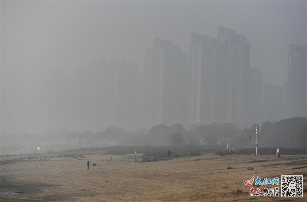 12月29日上午,镜头中赣江两岸的建筑物被雾霾笼罩。