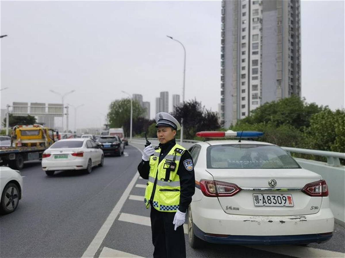 民警上路执勤