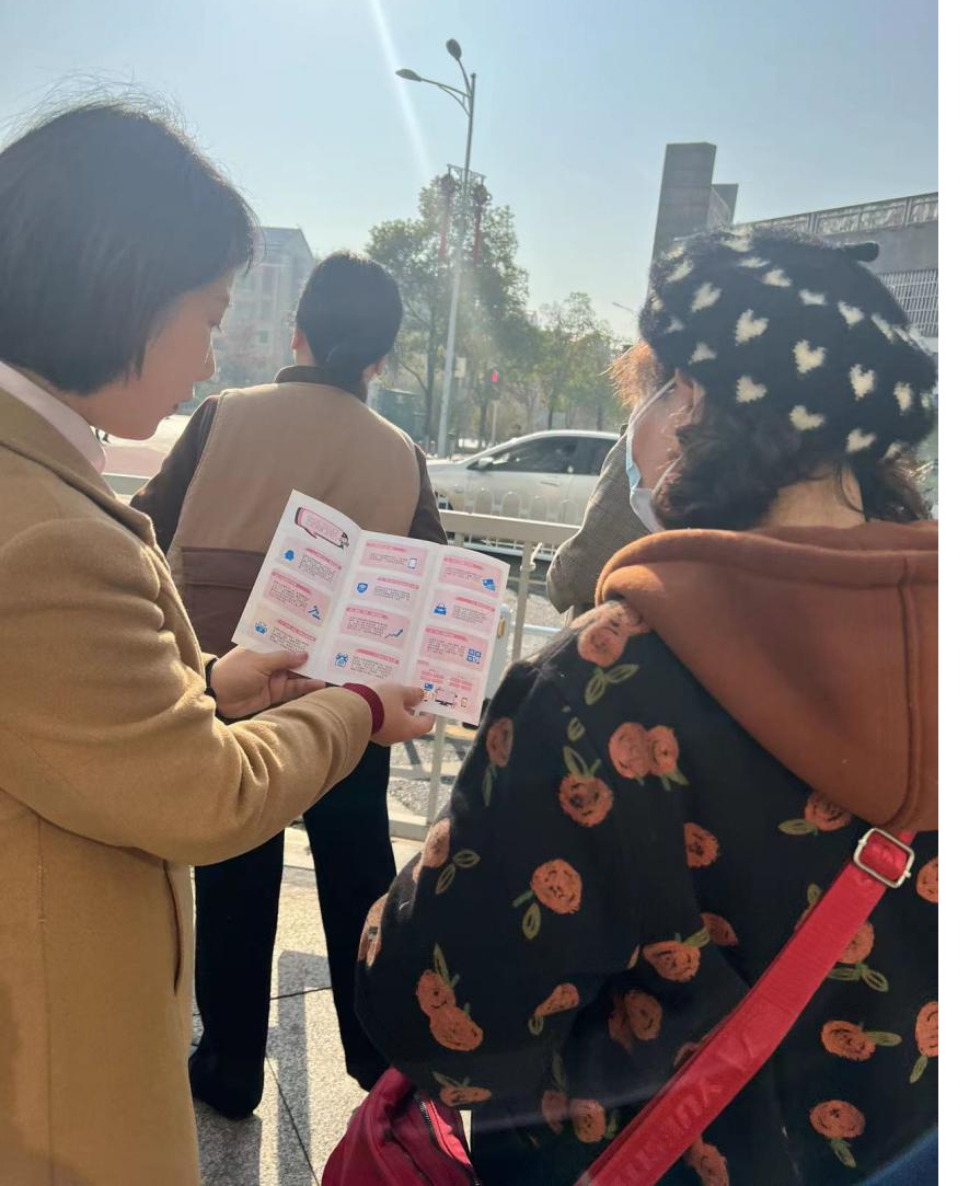 兴业银行长沙世纪城支行员工在金泰路社区开展反诈宣传活动