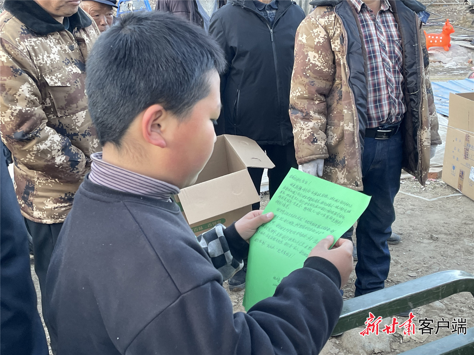 包学磊在阅读其中一封信