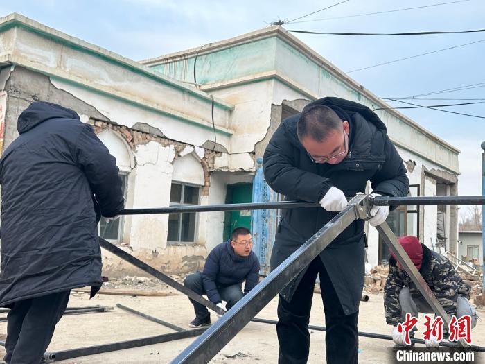 12月20日，我的同事们帮保安族腰刀锻制技艺国家级代表性传承人马尕主麻搭建帐篷。中新社记者 李亚龙　摄