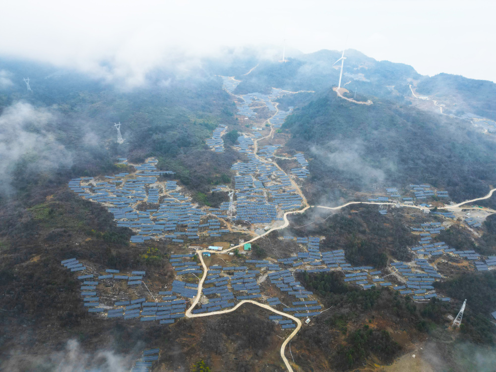 ▲三溪两坪二期200兆瓦农（林）光互补发电项目与周边云层和房屋形成美丽山水画卷。通讯员 陈久玲 摄