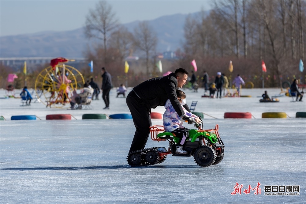 1月8日，天祝乌鞘岭国际滑雪场和岔口驿赛马场游乐园迎来了众多冰雪运动爱好者和游客。新甘肃·每日甘肃网通讯员　王守辉