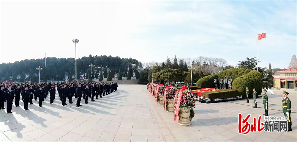 12月26日，我省在西柏坡举行纪念毛泽东同志诞辰130周年座谈会。座谈会前，倪岳峰、王正谱等省领导与各界代表一起，向五大书记塑像敬献花篮。 河北日报记者霍艳恩摄