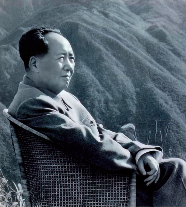 毛泽东在庐山含鄱口留影。