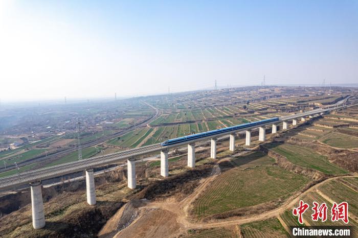 银西高铁动车组列车飞驰在黄土高原　曹欣　摄