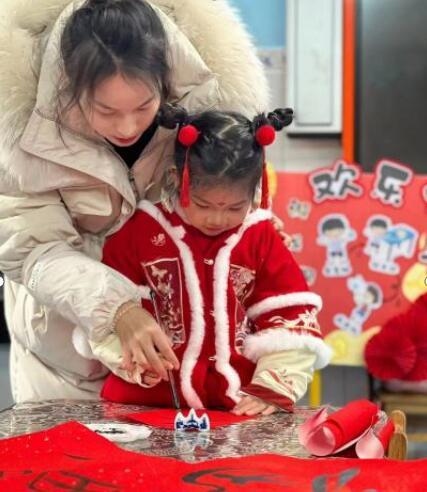 江岸区六合路幼儿园开展“寻年味 乐童年”迎新年活动