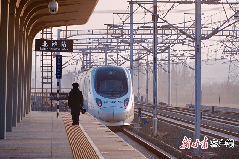 動車組列車駛入車站新甘肅客戶端蘭州訊(新甘肅·甘肅日報記者 劉健)