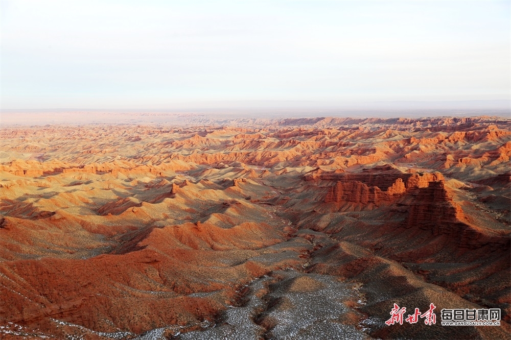 元旦，国家4A级景区、张掖市平山湖大峡谷景区雪后初霁、群峰耸立。新甘肃·每日甘肃网通讯员　成林