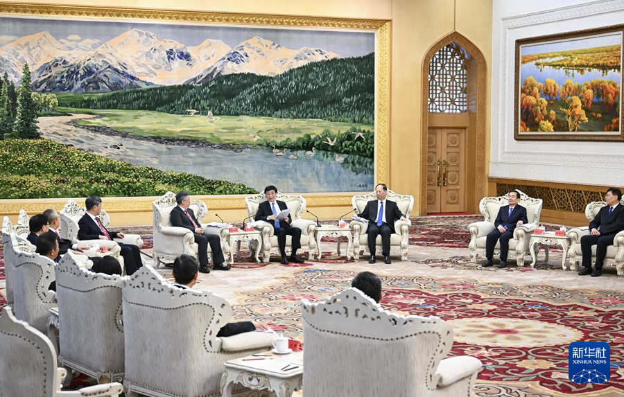 12月20日至21日,中国基督教第十一次代表会议在北京举行。中共中央政治局常委、全国政协主席王沪宁会见基督教全国两会新老领导班子成员,并同全体与会代表合影。新华社记者 谢环驰 摄
