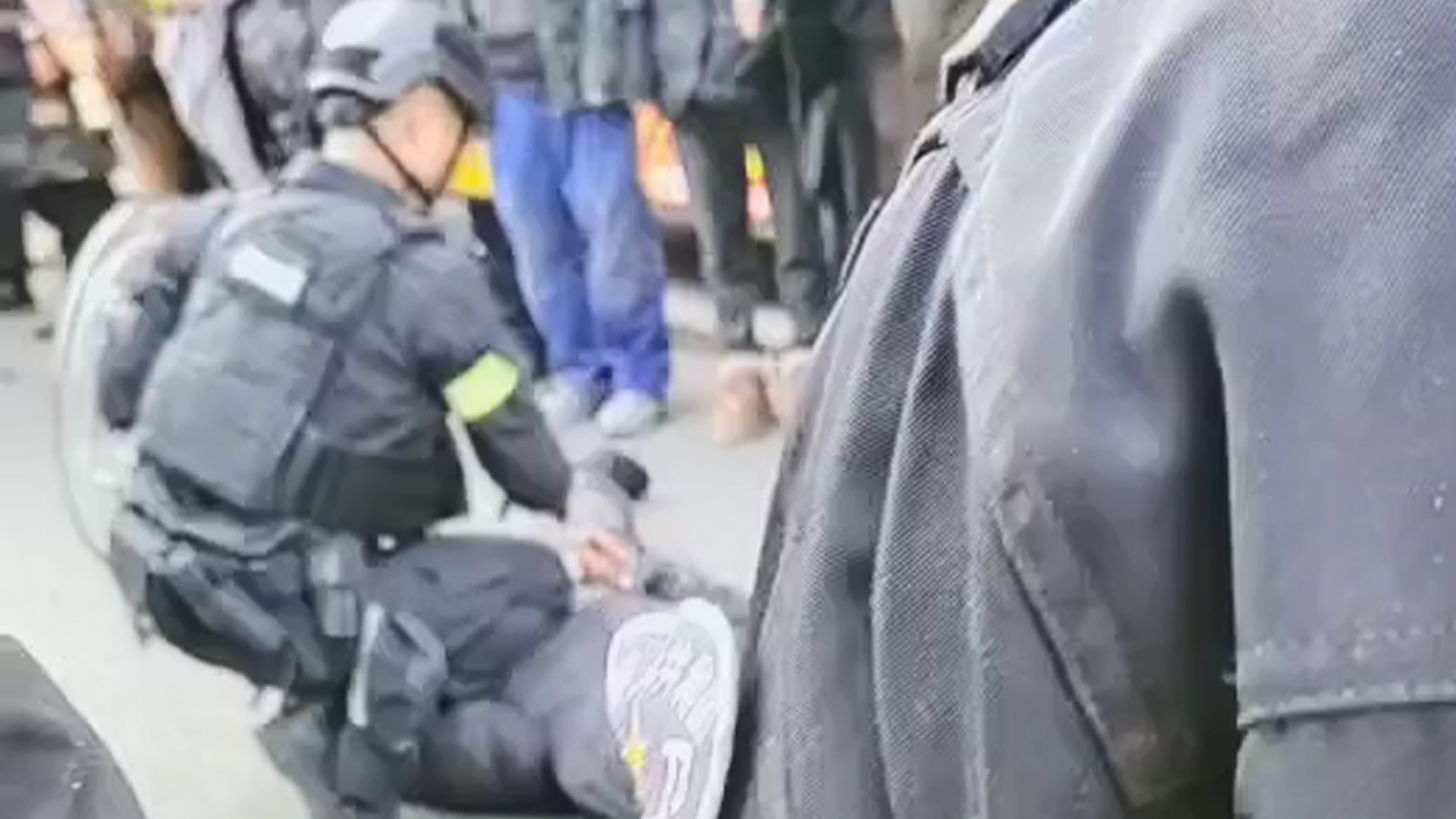 成都警方通报男子当街砍人：嫌犯21岁，有精神病史，已被抓获，伤者已送医救治，无生命危险