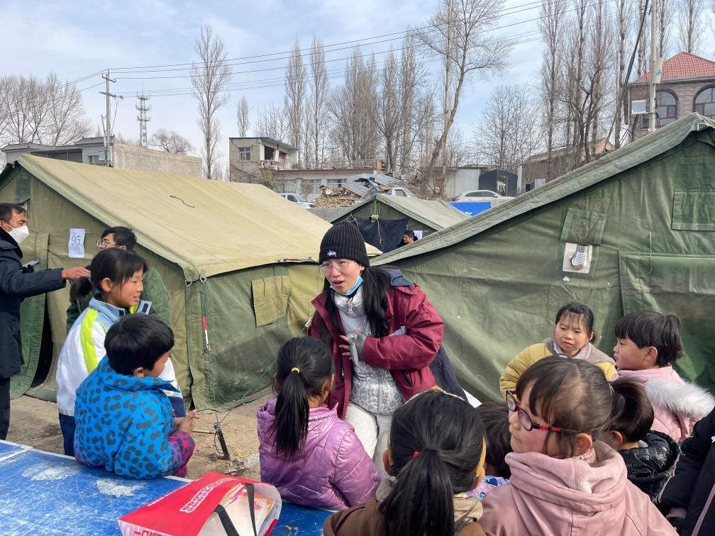 胡瑾娅带领孩子们做游戏 新华社记者 程楠 摄