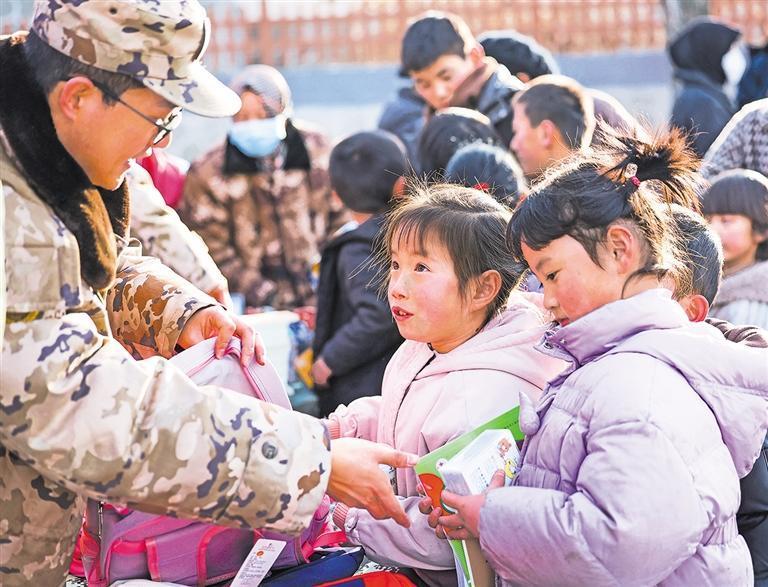 12月22日,武警甘肃总队临夏支队官兵为积石山县刘集乡高李村“武警爱民帐篷学校”的学生送去学习用品。侯崇慧 摄(中经视觉)