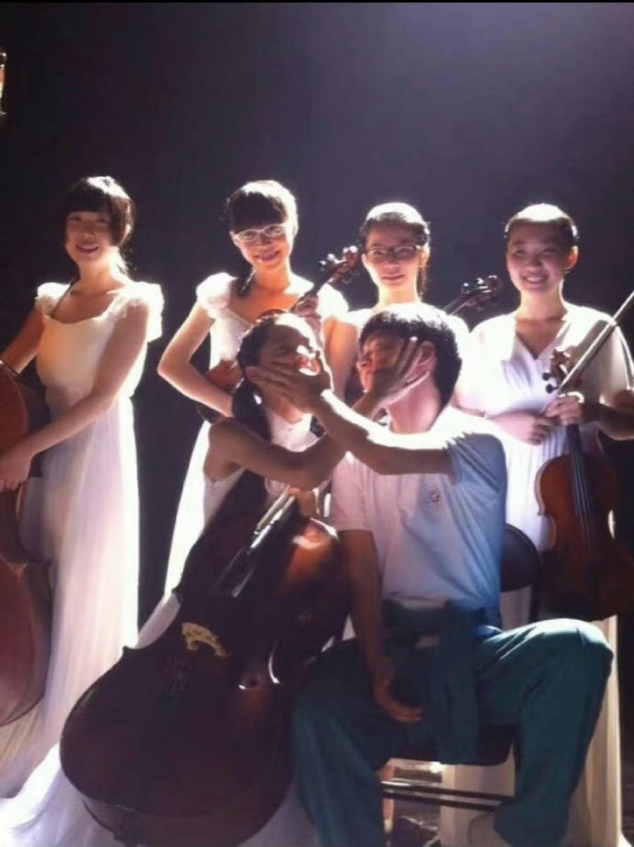 欧阳娜娜和刘昊然曾在多年前共同出演影片《北京爱情故事》，自那以后二人结缘。
