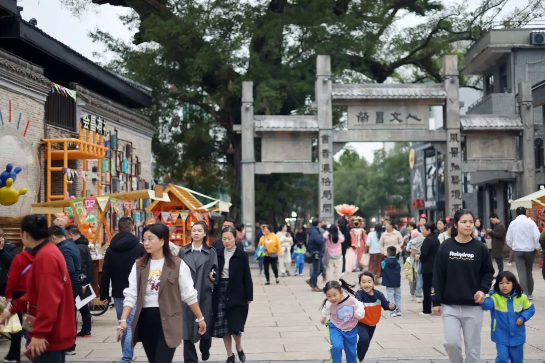 戏剧小镇人流如织。