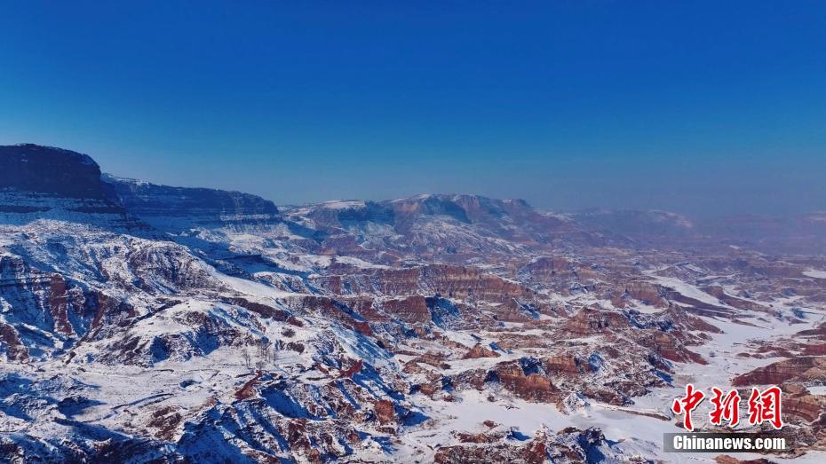 黄土高原上的雪后丹霞美如油画