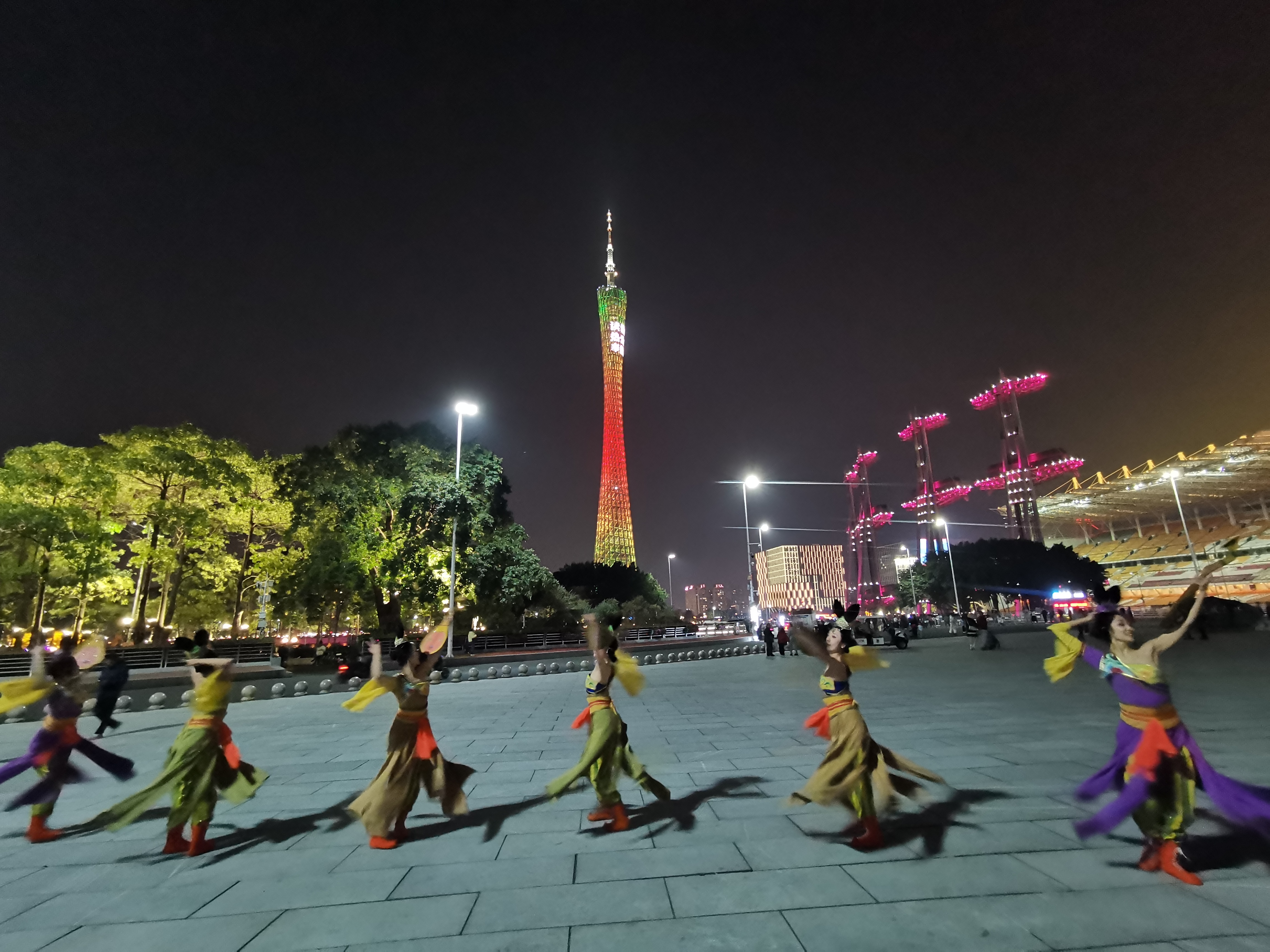 兰州大剧院演员在新广州电视塔下表演敦煌舞