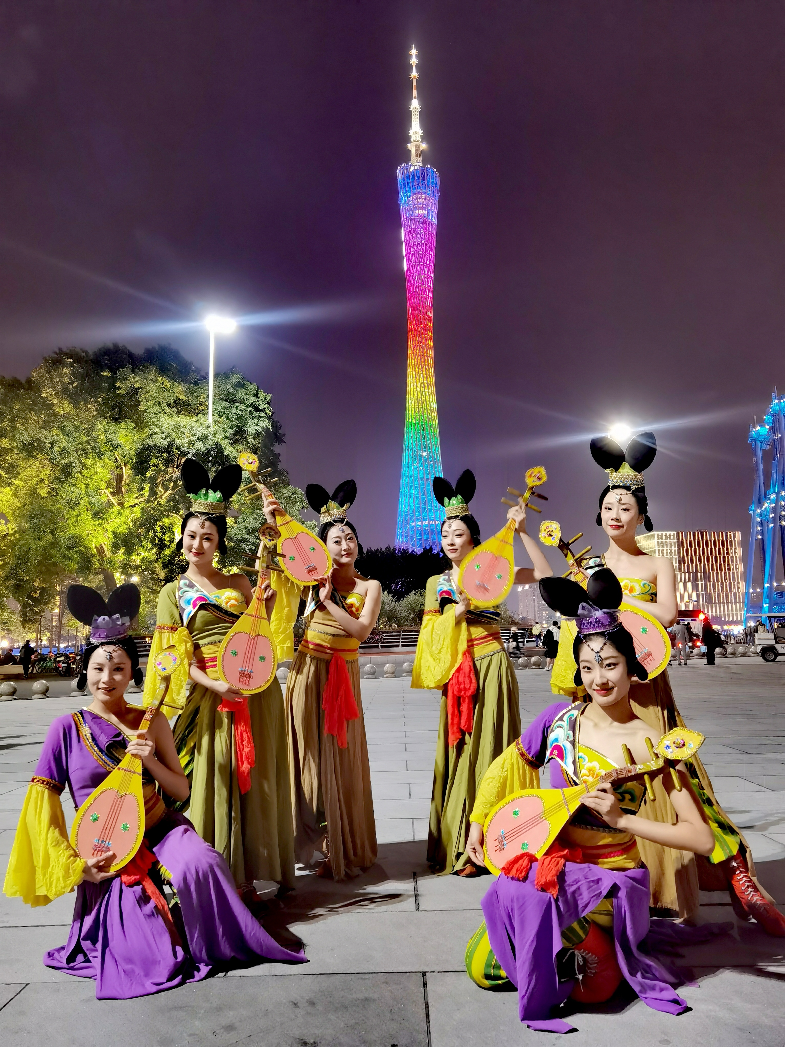 兰州大剧院演员在新广州电视塔下表演敦煌舞