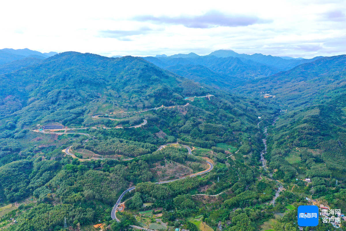 环热带雨林国家公园旅游公路途经保亭，“山路十八弯”。记者 汪承贤 摄