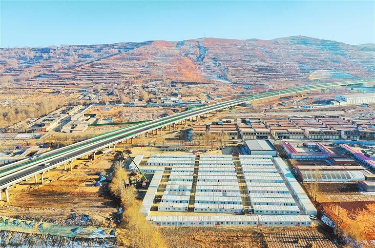 2023年12月27日，积石山县吹麻滩镇集中安置点基础设施建设加快推进。本版图片摄影：新甘肃&middot;甘肃日报记者　田蹊　冯乐凯