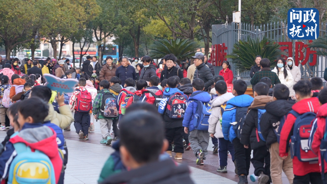 低温天气该不该统一穿校服上学?抚州市教体局明确了