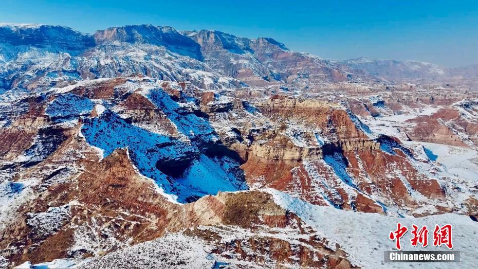 黄土高原上的雪后丹霞美如油画