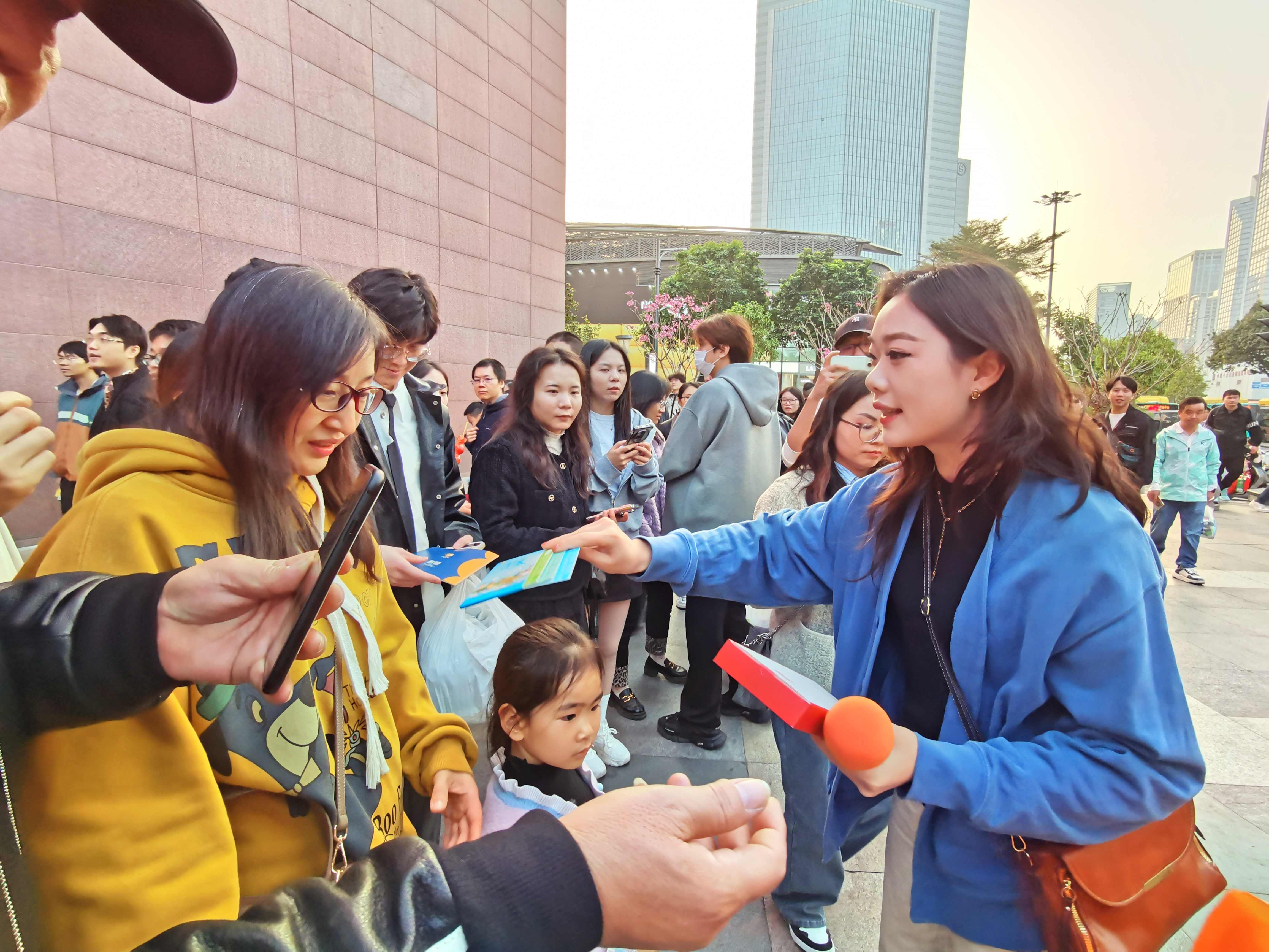 市文旅局工作人员向广州市民游客发放兰州文旅宣传资料