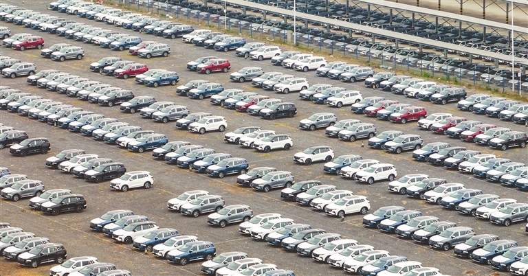 12月25日下午，位于南昌县的江铃汽车股份有限公司富山工厂，当日总装下线的数百辆汽车整齐地排列在停车场，等待出口。江西日报全媒体记者 朱兆恺摄