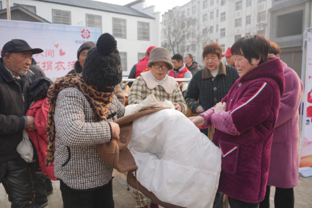 公益微光行动情暖人间商丘体彩爱心驿站开展爱心衣物捐赠活动