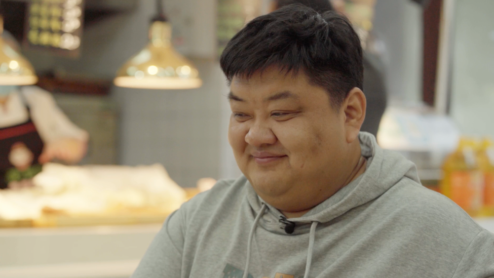 北京奥运会佟文夺冠后，她把金牌挂在我脖子上的那一刻，我感觉自己已经站在了最高领奖台